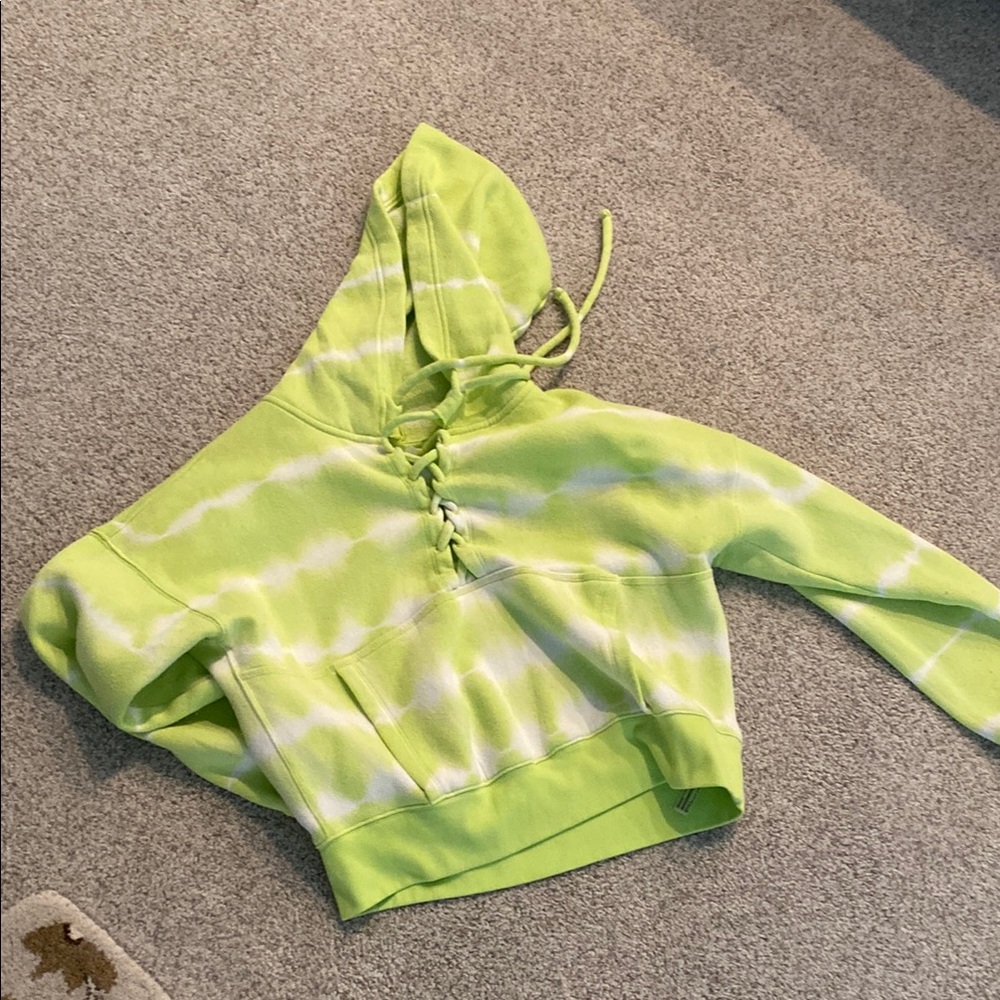 Green and White Sweater with Vibrant Design, size women’s small